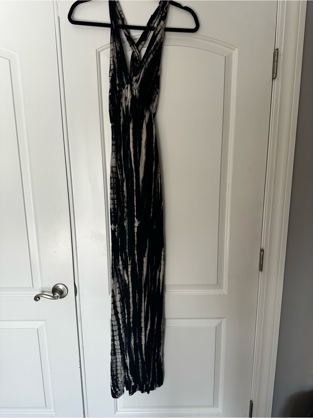 T Party Fashion Black and White Tie-Dye Maxi Dress with Crisscross Straps